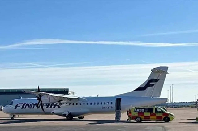 В Финляндии министра и депутатов эвакуировали из самолета из-за запаха возгорания - ФОТО
